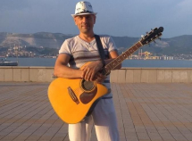 - Люди "отбили" меня у полиции, - музыкант с новороссийской набережной Александр Семьянинов