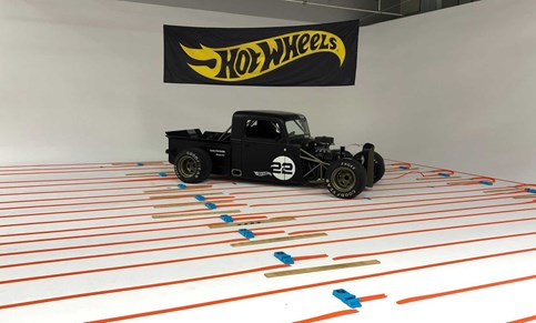 Estrela da NASCAR criou a maior pista Hot Wheels do mundo