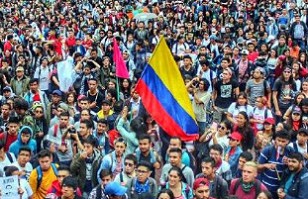 Colombianos cantan "El baile de los que sobran" en medio de sus manifestaciones sociales