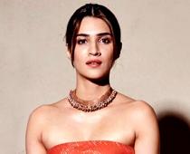 Stunning! Kriti flaunts shoulders in strapless gown