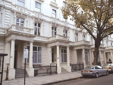 Image with missing alt attribute found on student.com