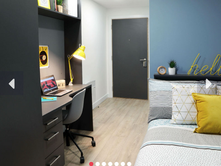 Image with missing alt attribute found on student.com