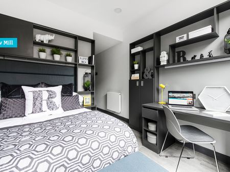 Image with missing alt attribute found on student.com