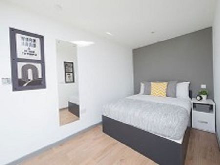 Image with missing alt attribute found on student.com