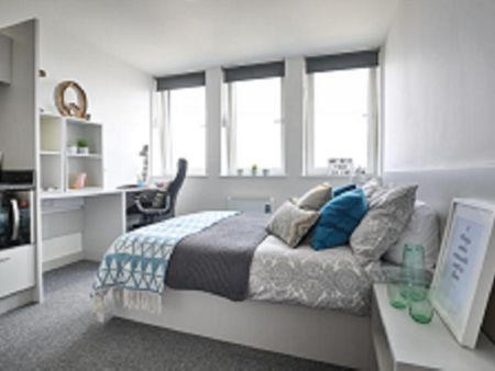 Image with missing alt attribute found on student.com