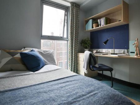 Image with missing alt attribute found on student.com