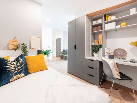 Image with missing alt attribute found on student.com