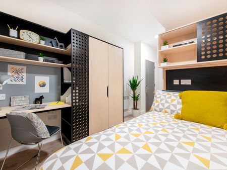 Image with missing alt attribute found on student.com