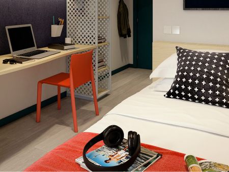 Image with missing alt attribute found on student.com