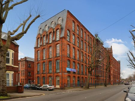 Image with missing alt attribute found on student.com