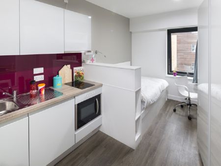 Image with missing alt attribute found on student.com