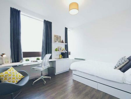 Image with missing alt attribute found on student.com