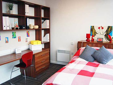 Image with missing alt attribute found on student.com