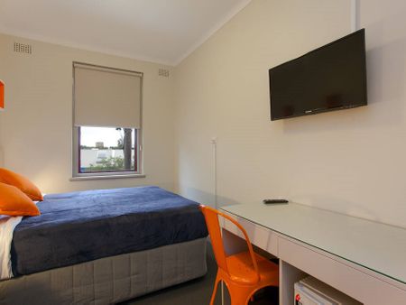 Image with missing alt attribute found on student.com