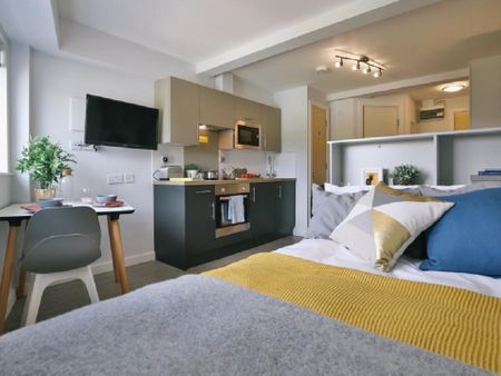 Image with missing alt attribute found on student.com