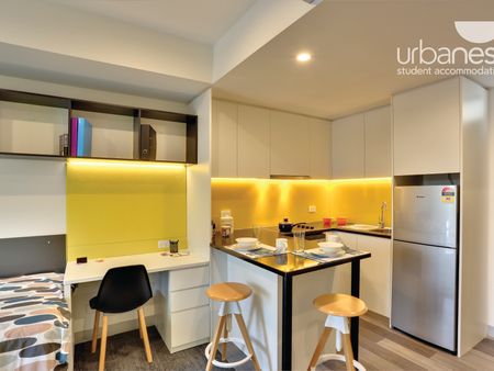 Image with missing alt attribute found on student.com