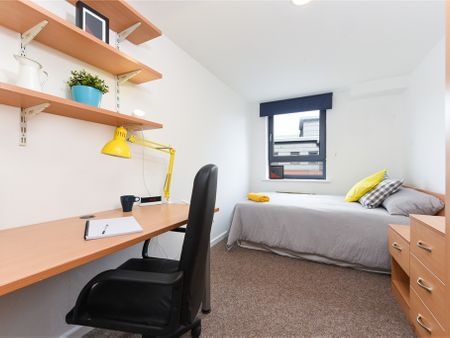 Image with missing alt attribute found on student.com