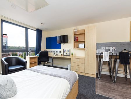 Image with missing alt attribute found on student.com