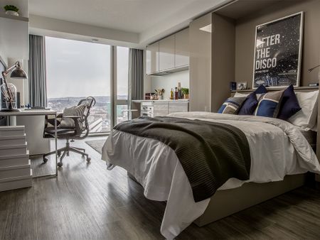 Image with missing alt attribute found on student.com