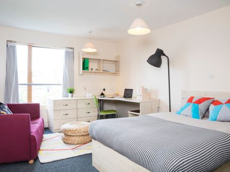 Image with missing alt attribute found on student.com