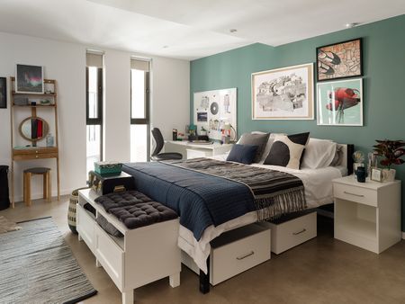 Image with missing alt attribute found on student.com