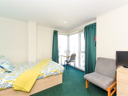 Image with missing alt attribute found on student.com