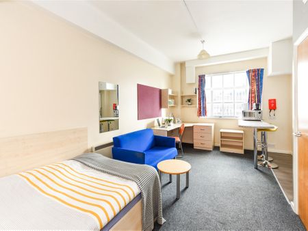 Image with missing alt attribute found on student.com