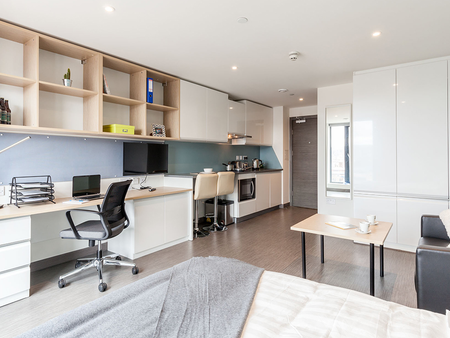 Image with missing alt attribute found on student.com