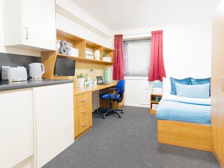 Image with missing alt attribute found on student.com