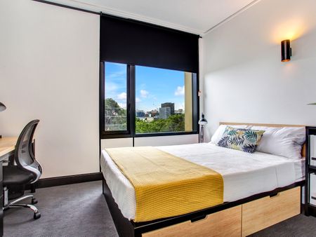 Image with missing alt attribute found on student.com