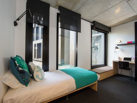 Image with missing alt attribute found on student.com