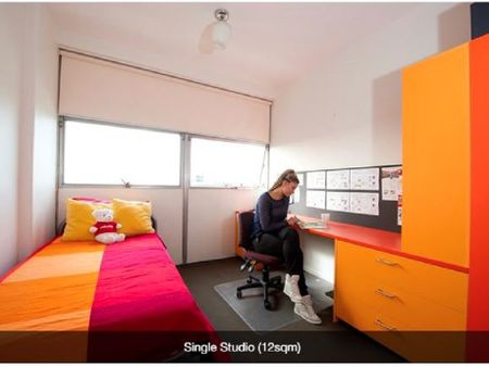 Image with missing alt attribute found on student.com