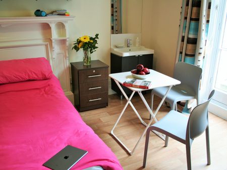 Image with missing alt attribute found on student.com