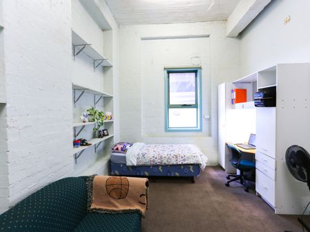 Image with missing alt attribute found on student.com