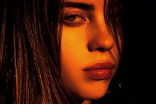 A pop nas mãos de uma adolescente. Billie Eilish, a revelação do ano, em destaque na revista BLITZ Especial Melhores de 2019