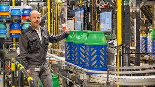 Industri 4.0: Raufoss-fabrikken produserer gassbeholdere døgnet rundt uberørt av menneskehender