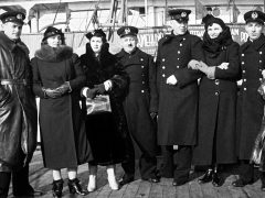 Участники экспедиции &laquo;Северный полюс-1&raquo; (слева направо): Пётр Ширшов, Иван Папанин, Евгений Федоров и Эрнст Кренкель с жёнами. Ленинград, 6 марта 1938 года