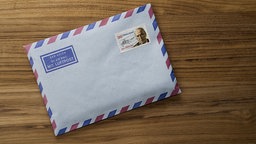 Ein Briefumschlag liegt auf einem Tisch