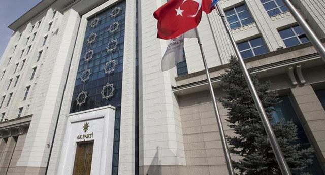 AKP'de bir Davutoğlu istifası daha