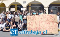 LARGA CAMINATA.- Hasta el Edificio Miguel Ricardo Juri Juri, en Salinas 348, sede de Diario El Trabajo, llegaron estos estudiantes caminando desde Panquehue, para expresar su malestar con las autoridades de su comuna.
