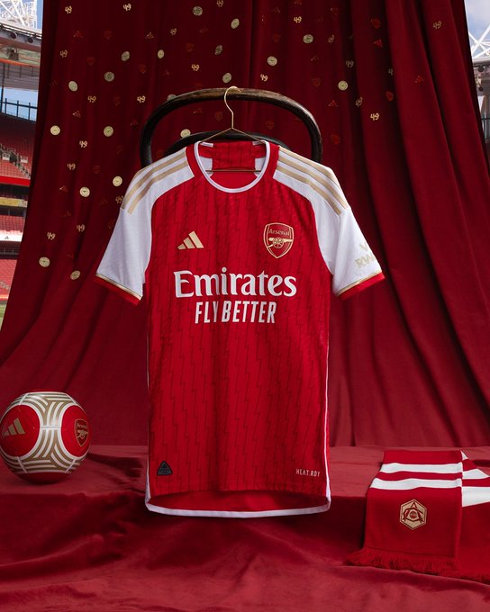 Арсенал представи новите екипи с препратка към "Непобедимите" 2