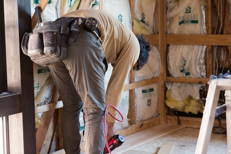 屈んで作業をする職人