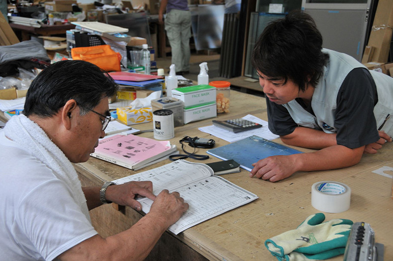 資料を確認する作業員