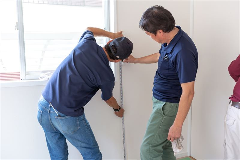 メジャーで高さを確認する様子