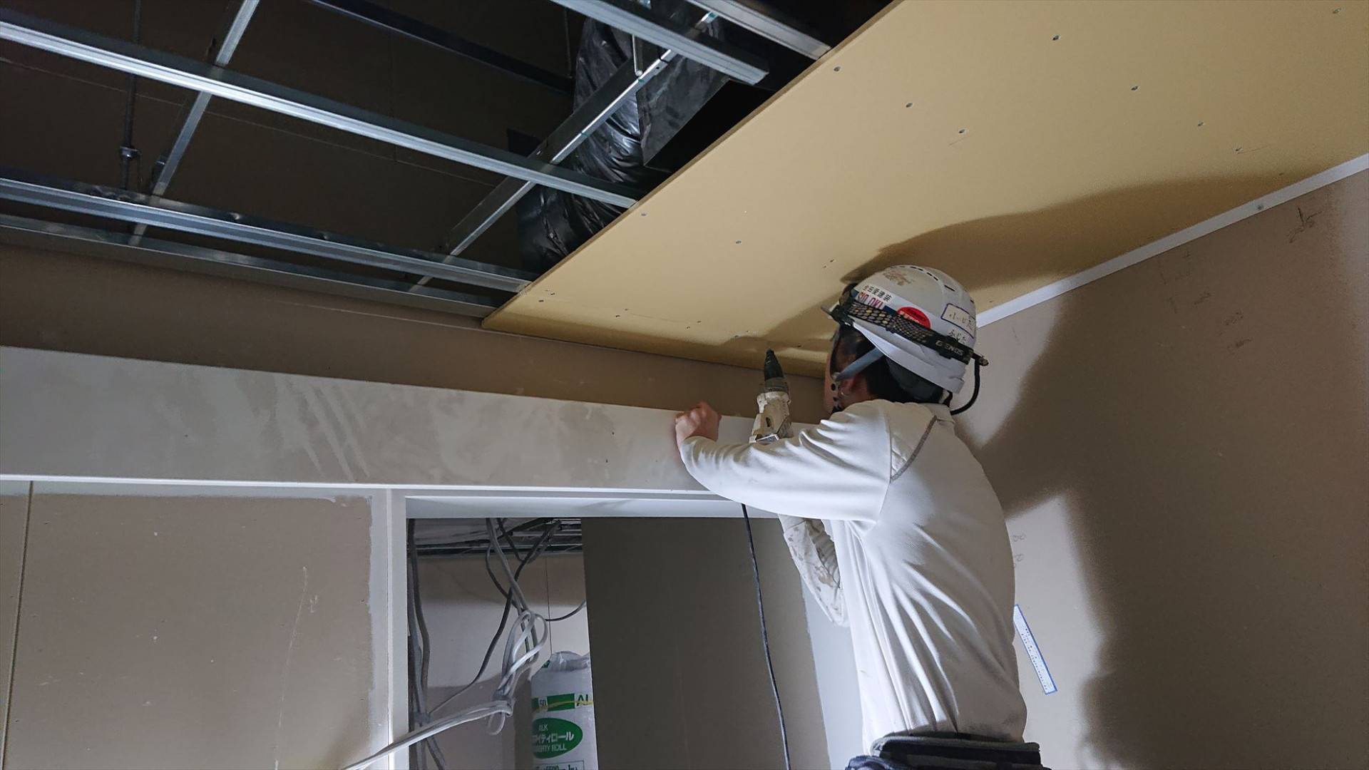 黄色い壁紙の部屋