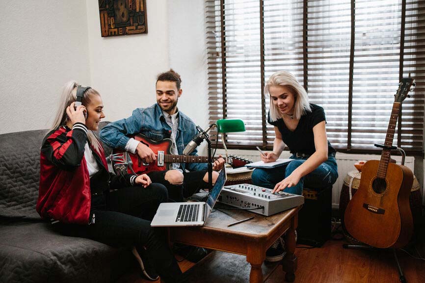 Image with missing alt attribute found on airbit.com