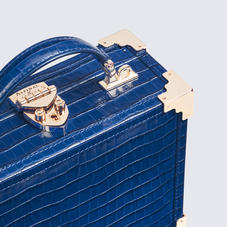 Image with missing alt attribute found on aspinaloflondon.com