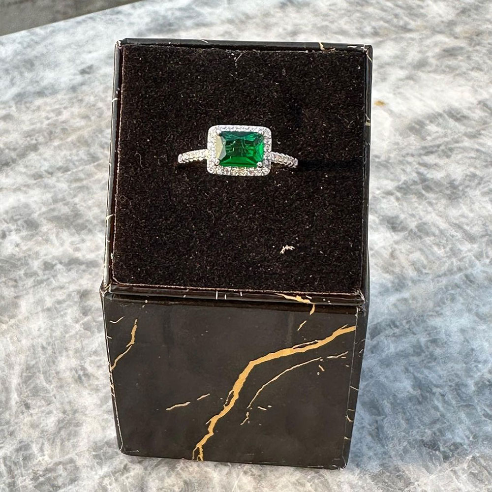 Image with missing alt attribute found on ayeshaqadeer.com