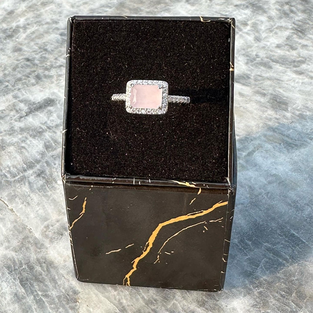 Image with missing alt attribute found on ayeshaqadeer.com