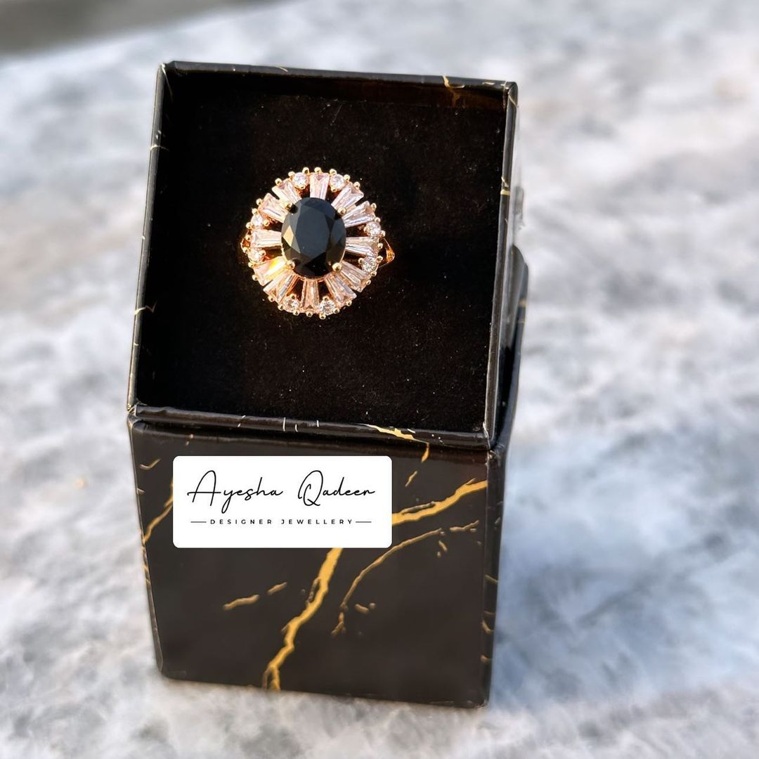 Image with missing alt attribute found on ayeshaqadeer.com